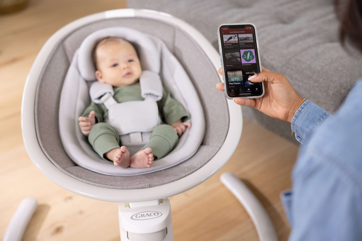 נדנדה חשמלית לתינוק הכוללת חיבור Soothe 'n Sway® Bluetooth