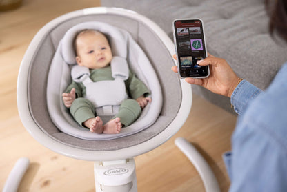 נדנדה חשמלית לתינוק הכוללת חיבור Soothe 'n Sway® Bluetooth