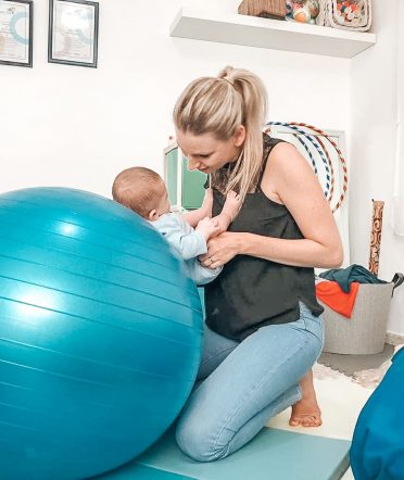 מיטת תינוק אריא חלב שקדים + אגוז